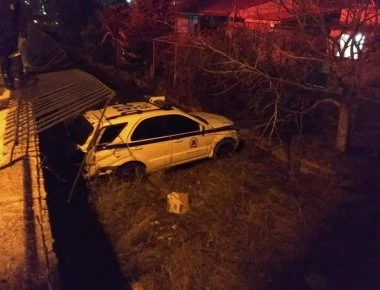 Μενίδι: Μεθυσμένος οδηγός εμβόλισε περιπολικό - Τραυματίες 2 αστυνομικοί και ο οδηγός (φωτό)
